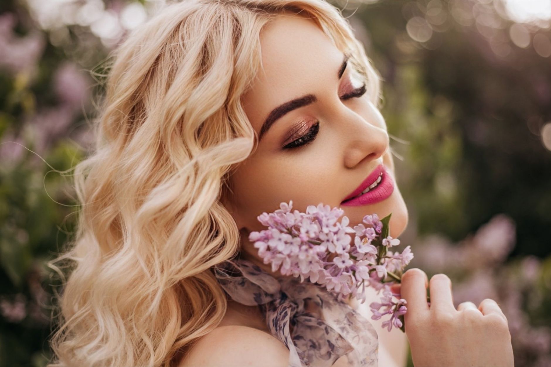 Smiling blonde woman with flowers enjoying spring outdoors, highlighting beauty and floral elegance. — Ai Analysis Instrument